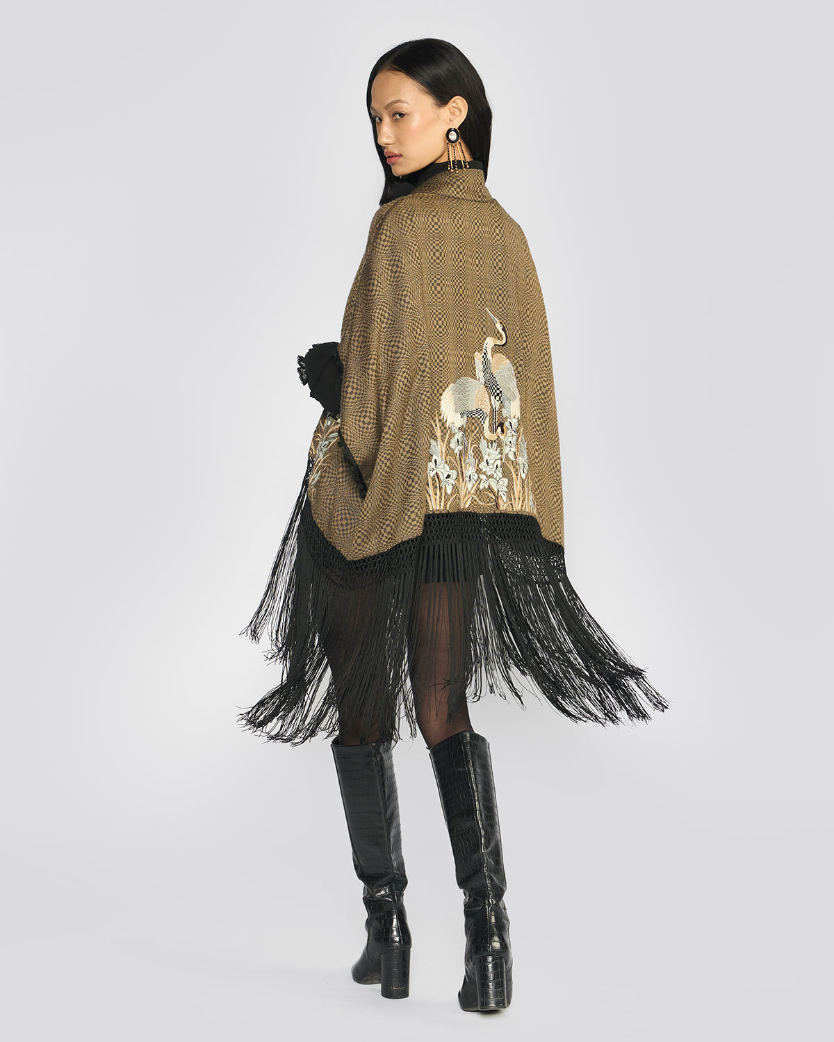 Emira Parsi Gara Shrug